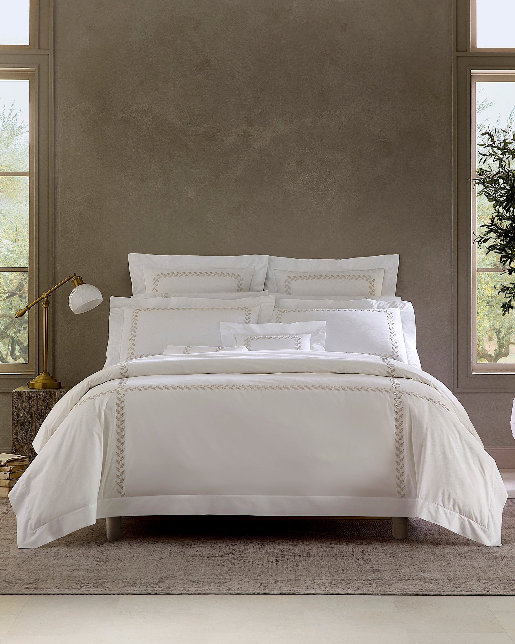 Federico in white/antique silver