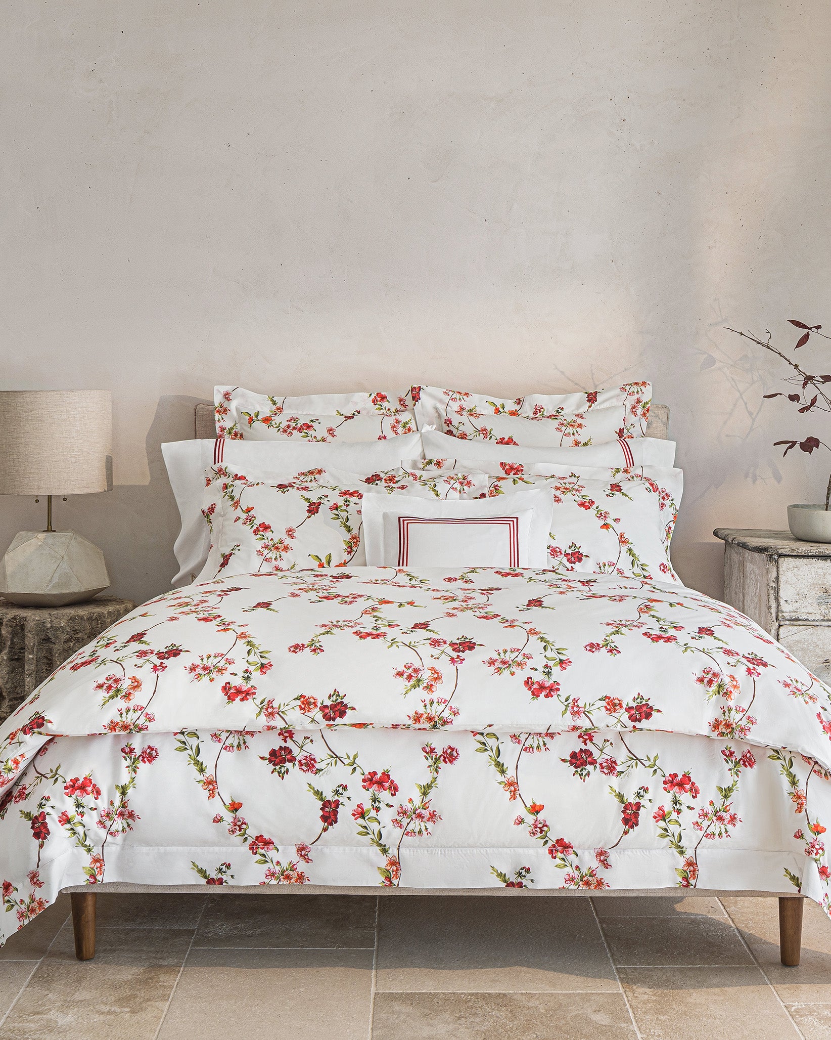 Fresia bed in scarlet