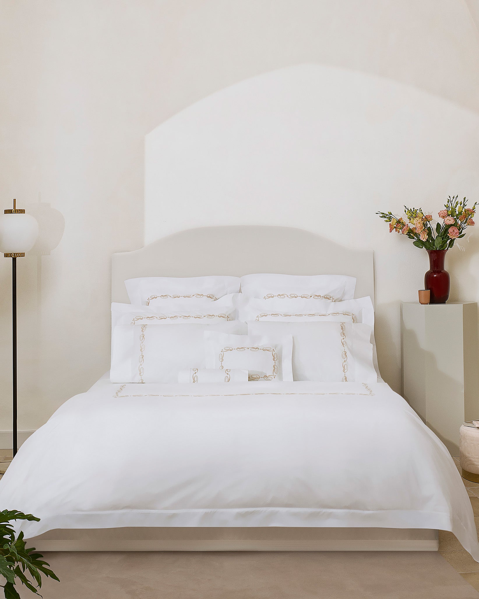 Icona bed in white/beige