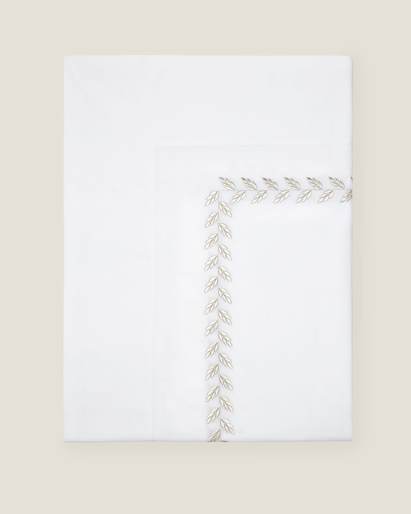 Federico flat sheet in white/antique silver folded 