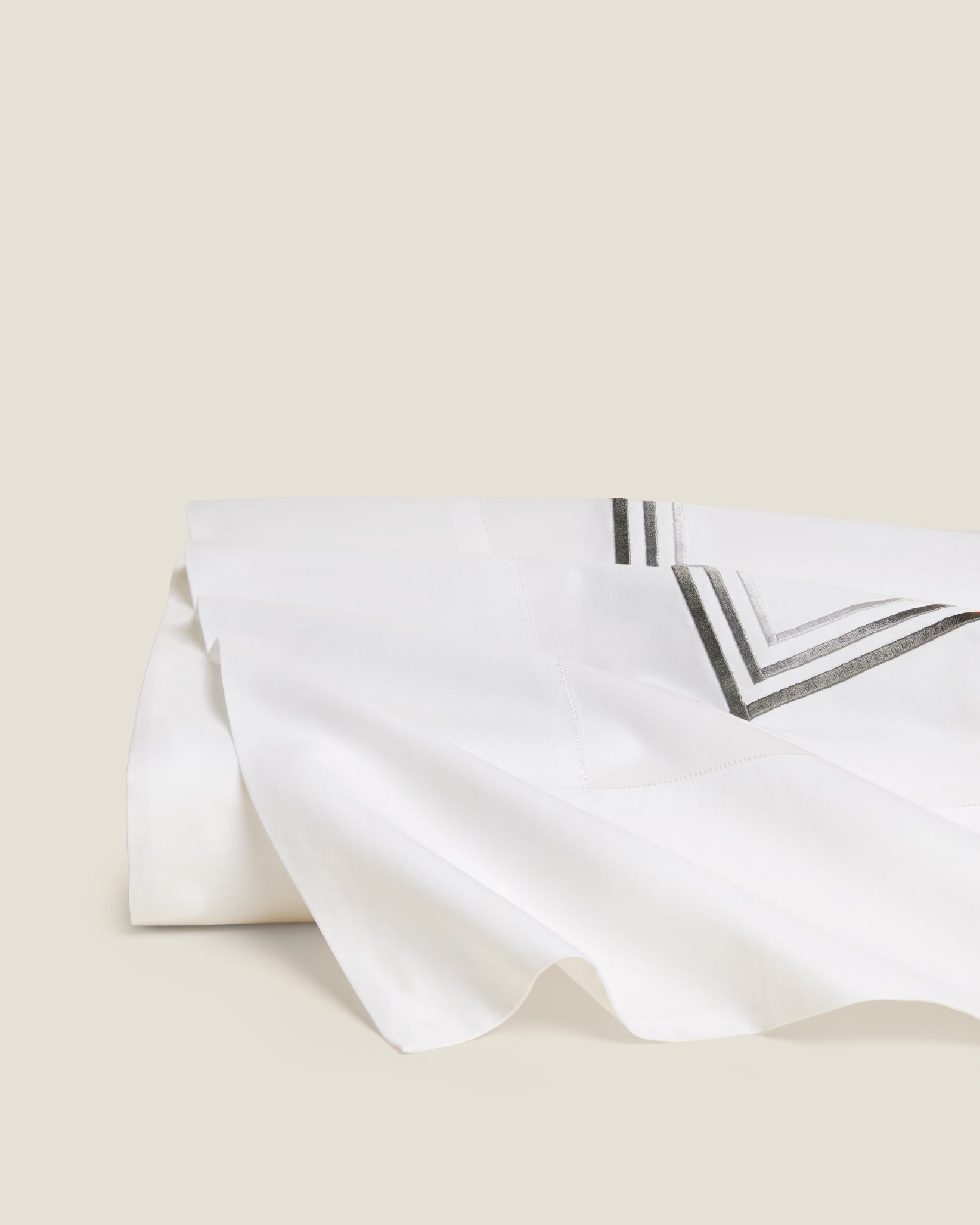 Tre Righe Ombre Flat sheet in white/charcoal
