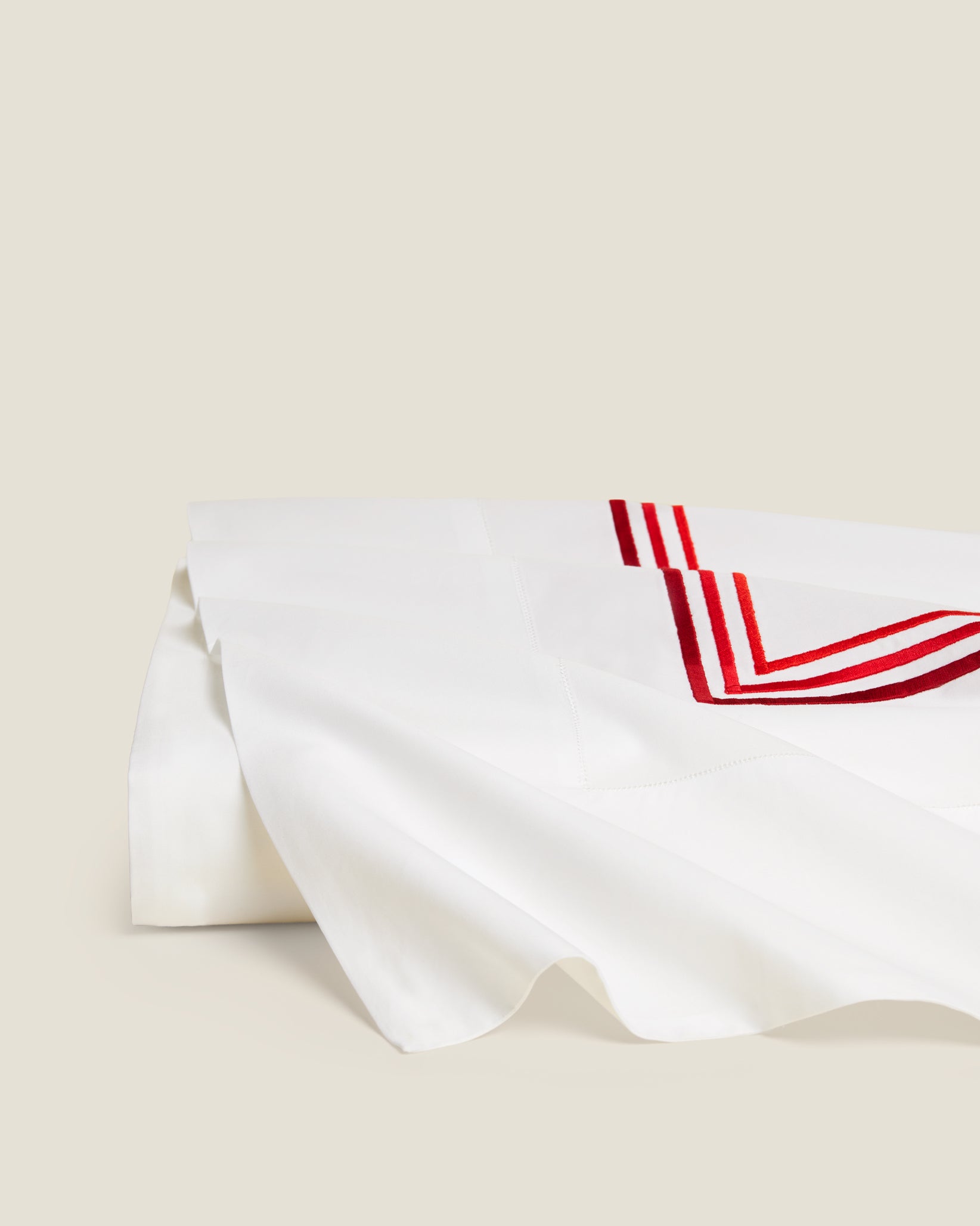 Tre Righe Ombre flat sheet in white/scarlet