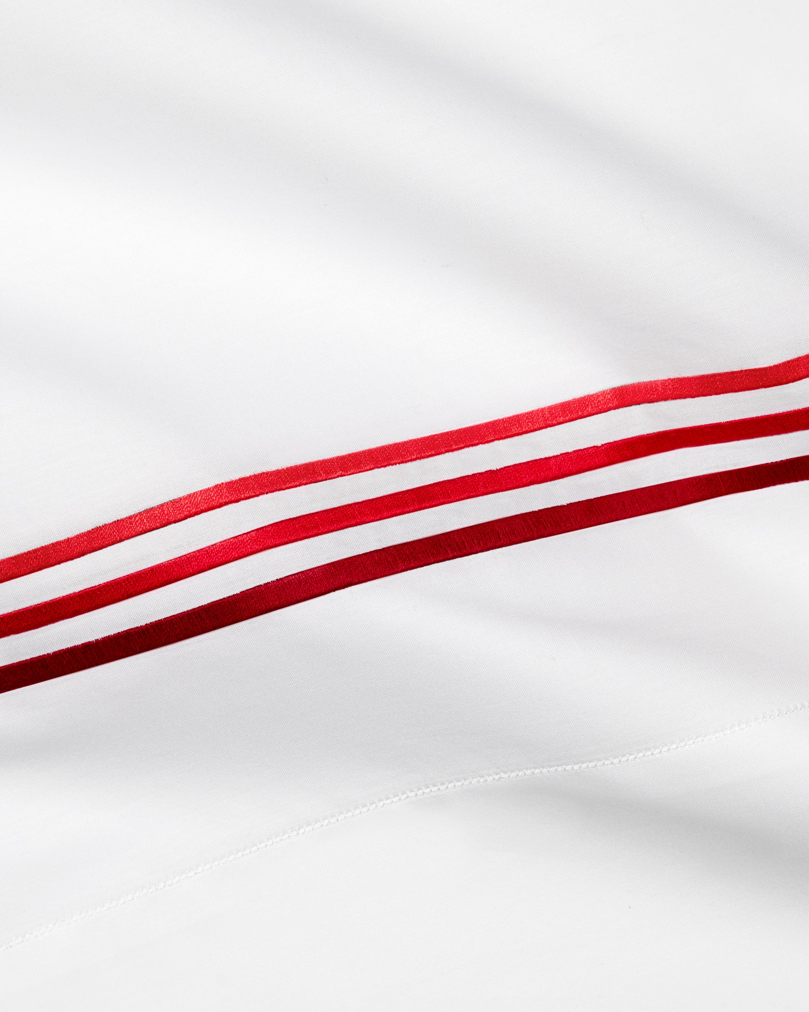 Tre Righe Ombre Flat Sheet texture in white/scarlet