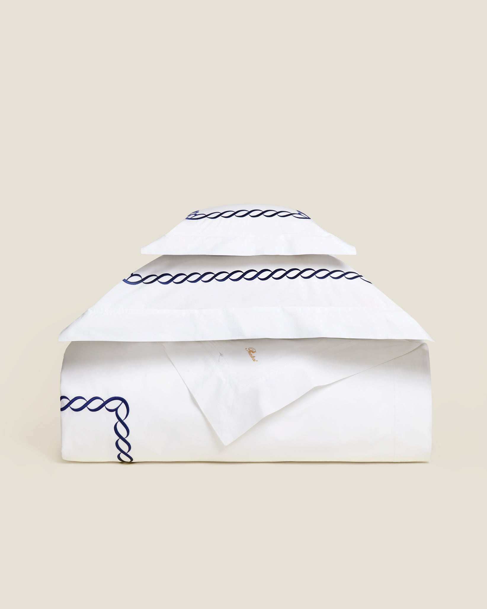 Treccia Moderno white/navy duvet cover folded.