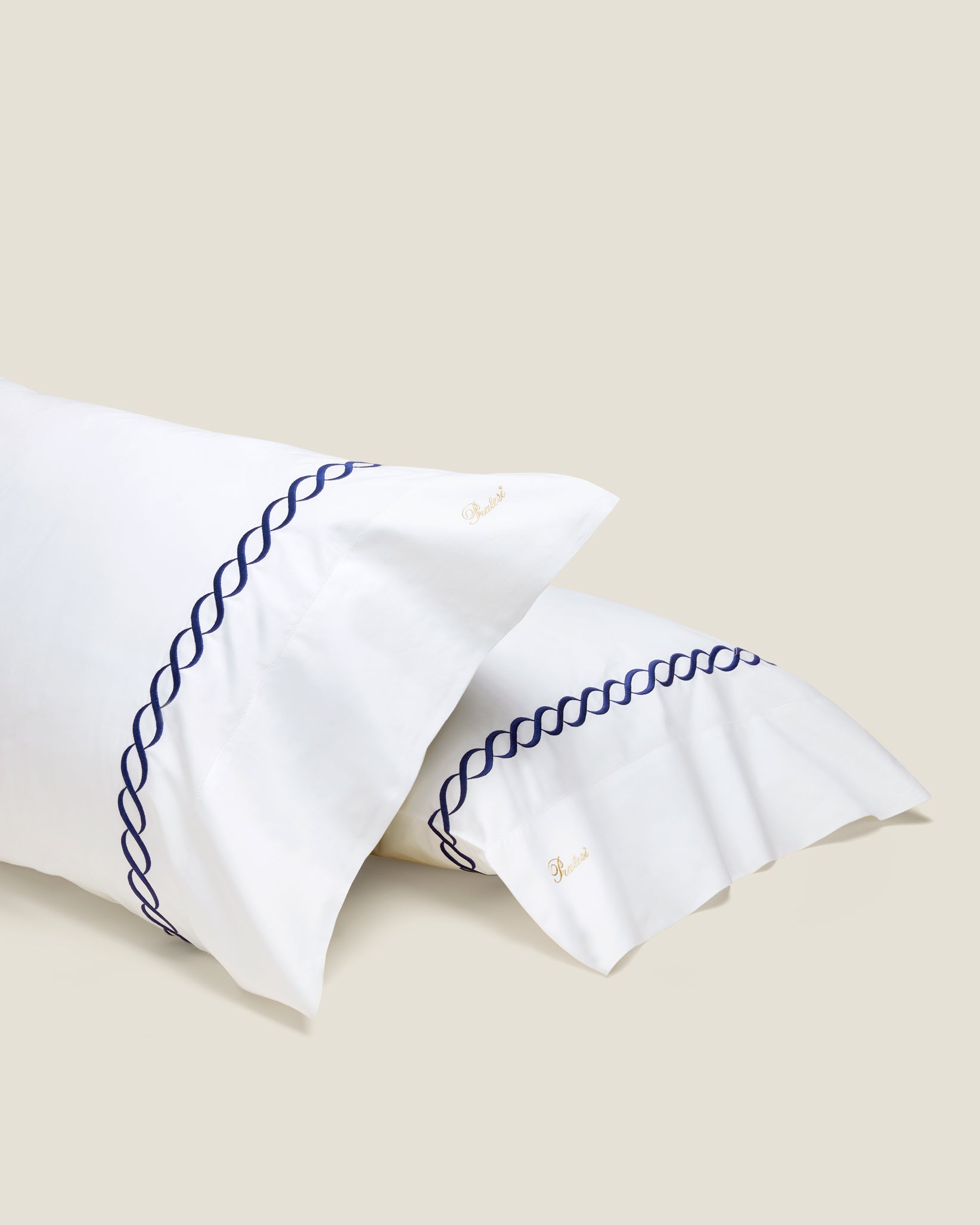 Treccia Moderno white/navy pillowcase pair