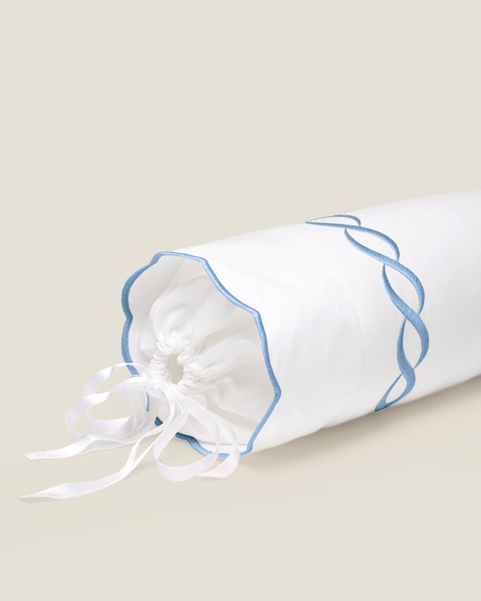 Treccia white/medium blue neckroll sham
