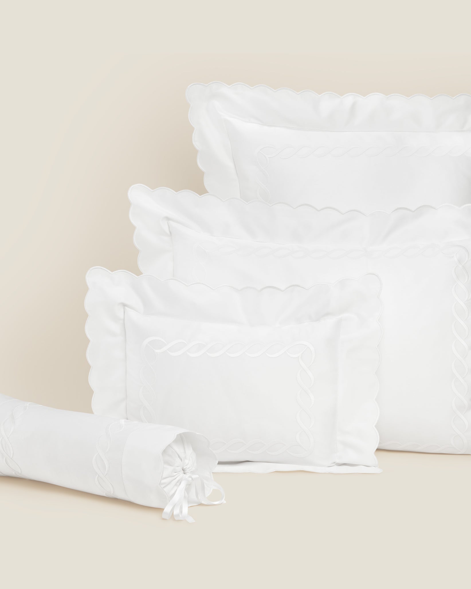 Treccia Splendore queen, standard, boudoir, and neckroll white/white sham
