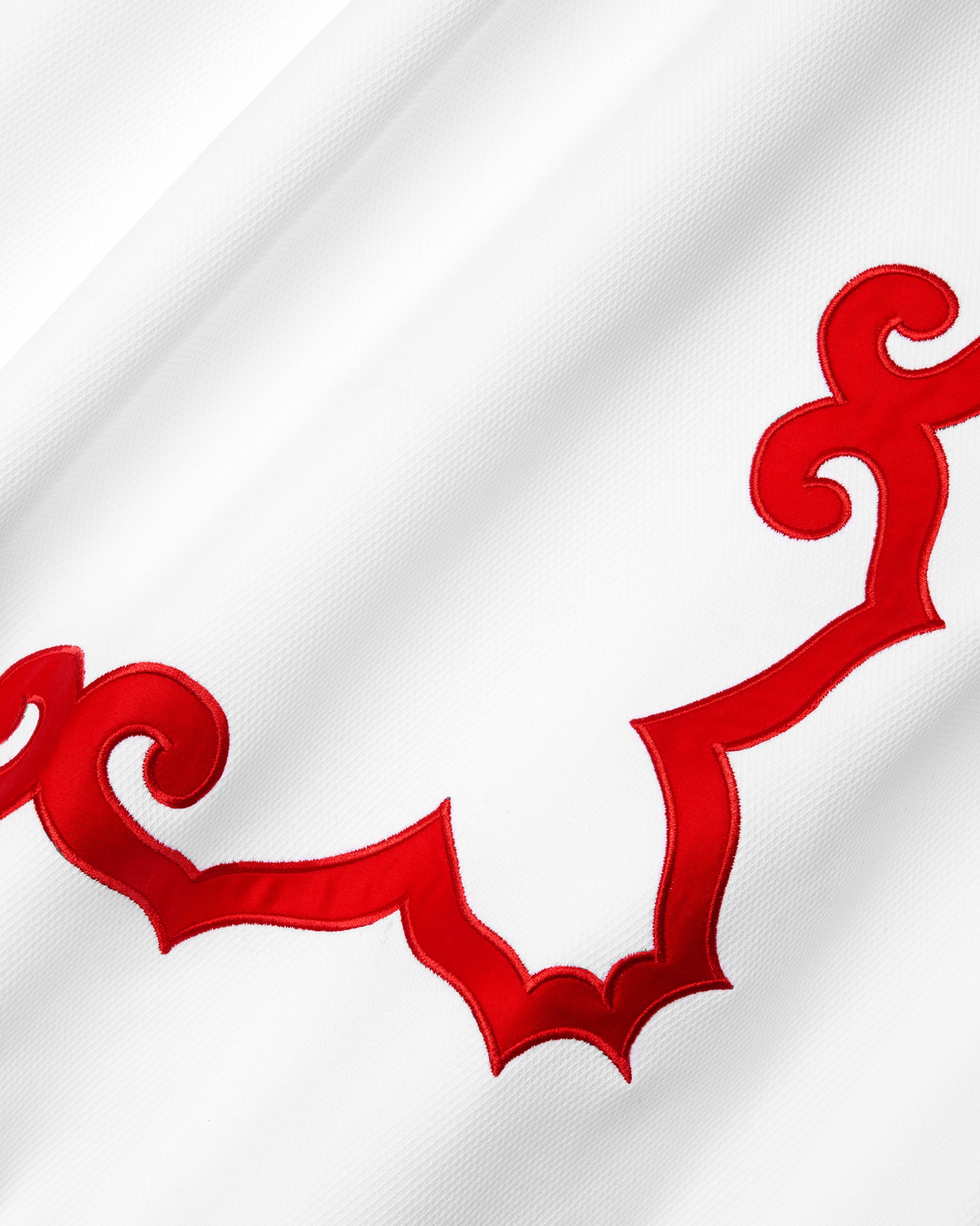 Marrakesh pique white/scarlet blanket cover texture 