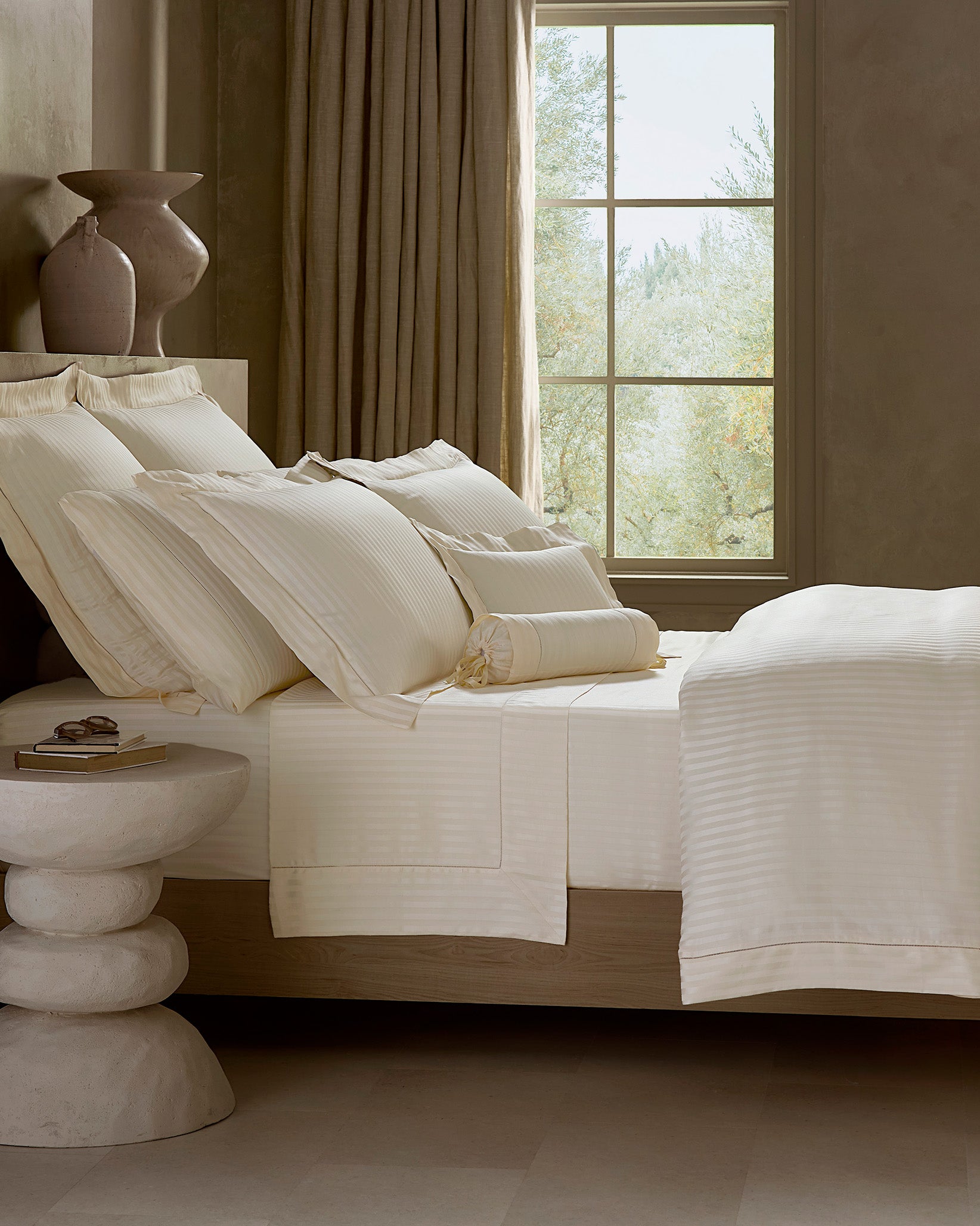 Raso Rigato bed in bedige side angle