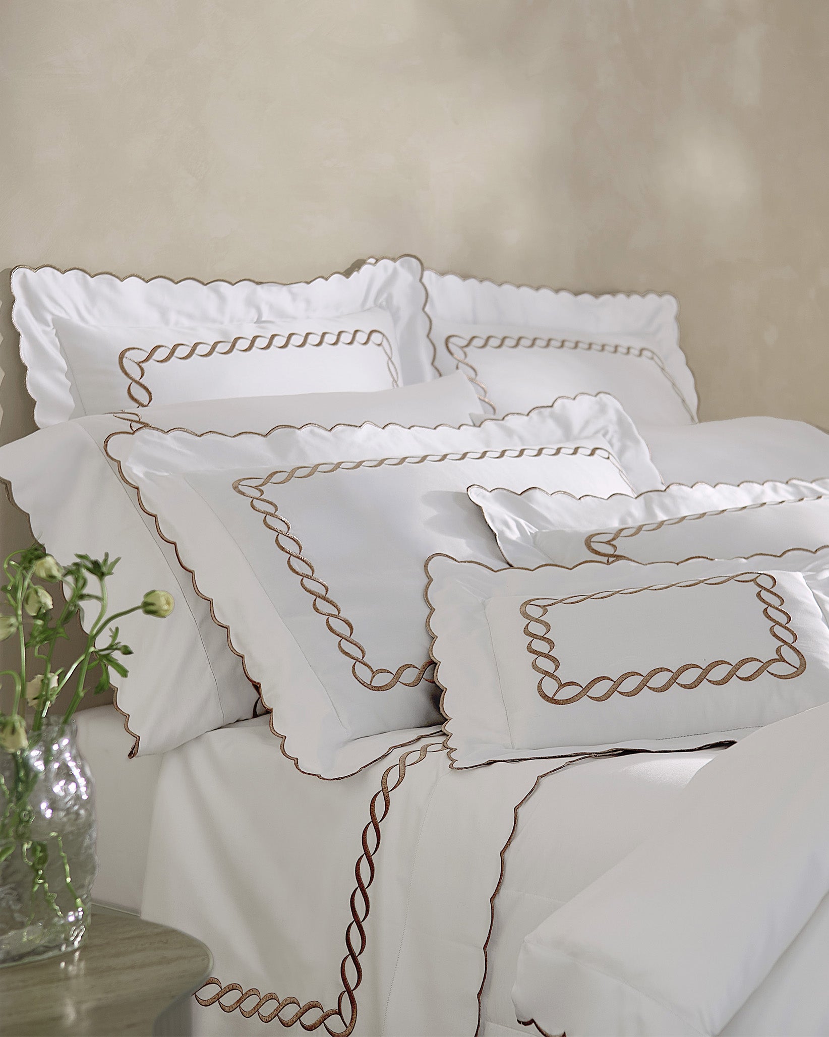 Treccia Splendore white/rose gold bed side angle