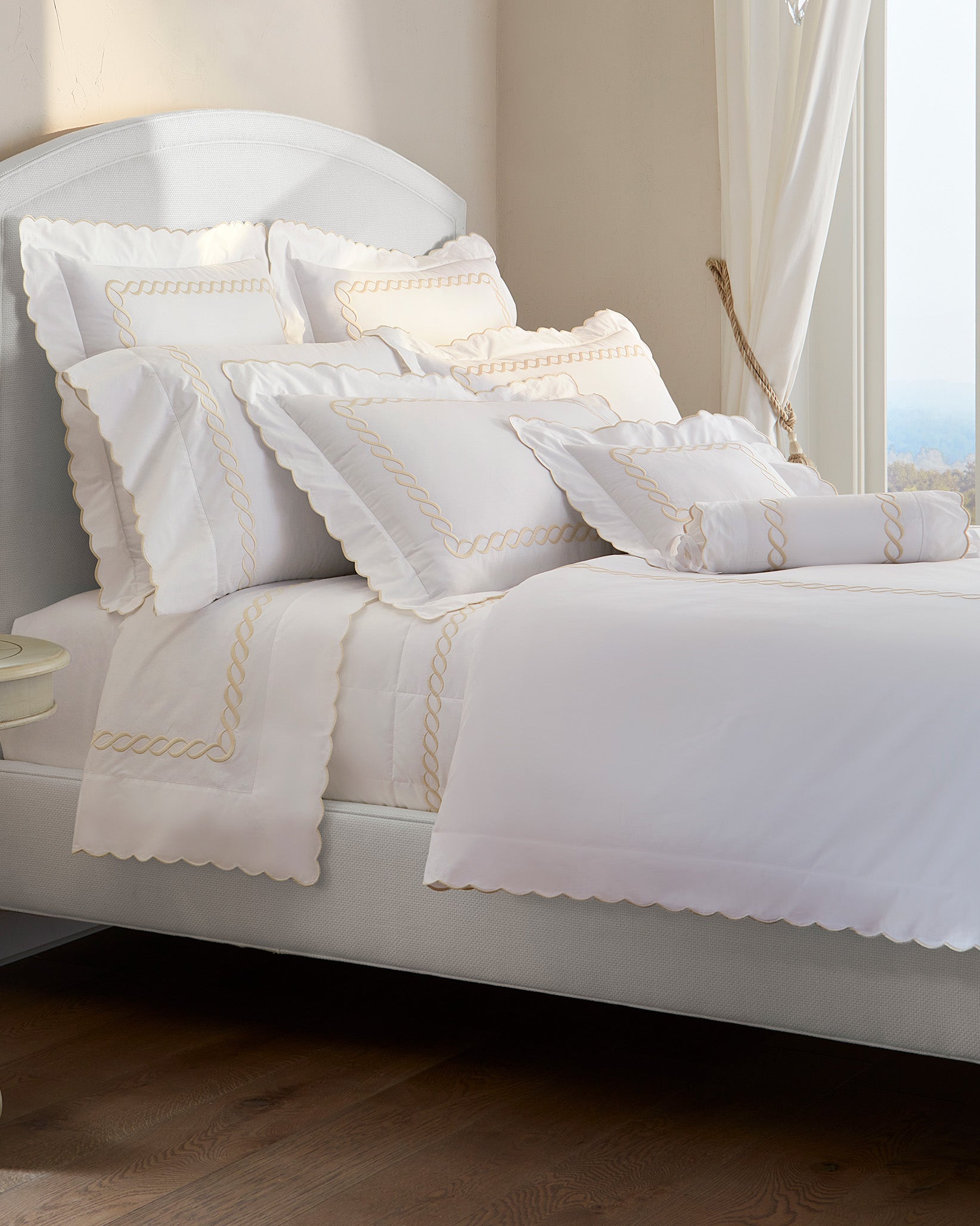 Treccia bed white/beige side angle