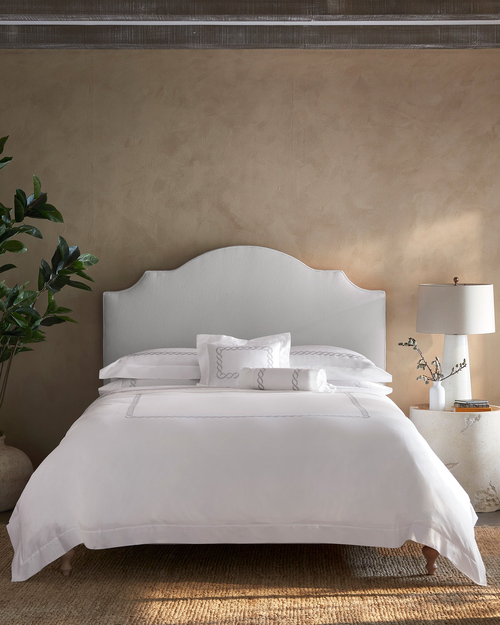 Treccia Moderno fully made bed in white/sterling