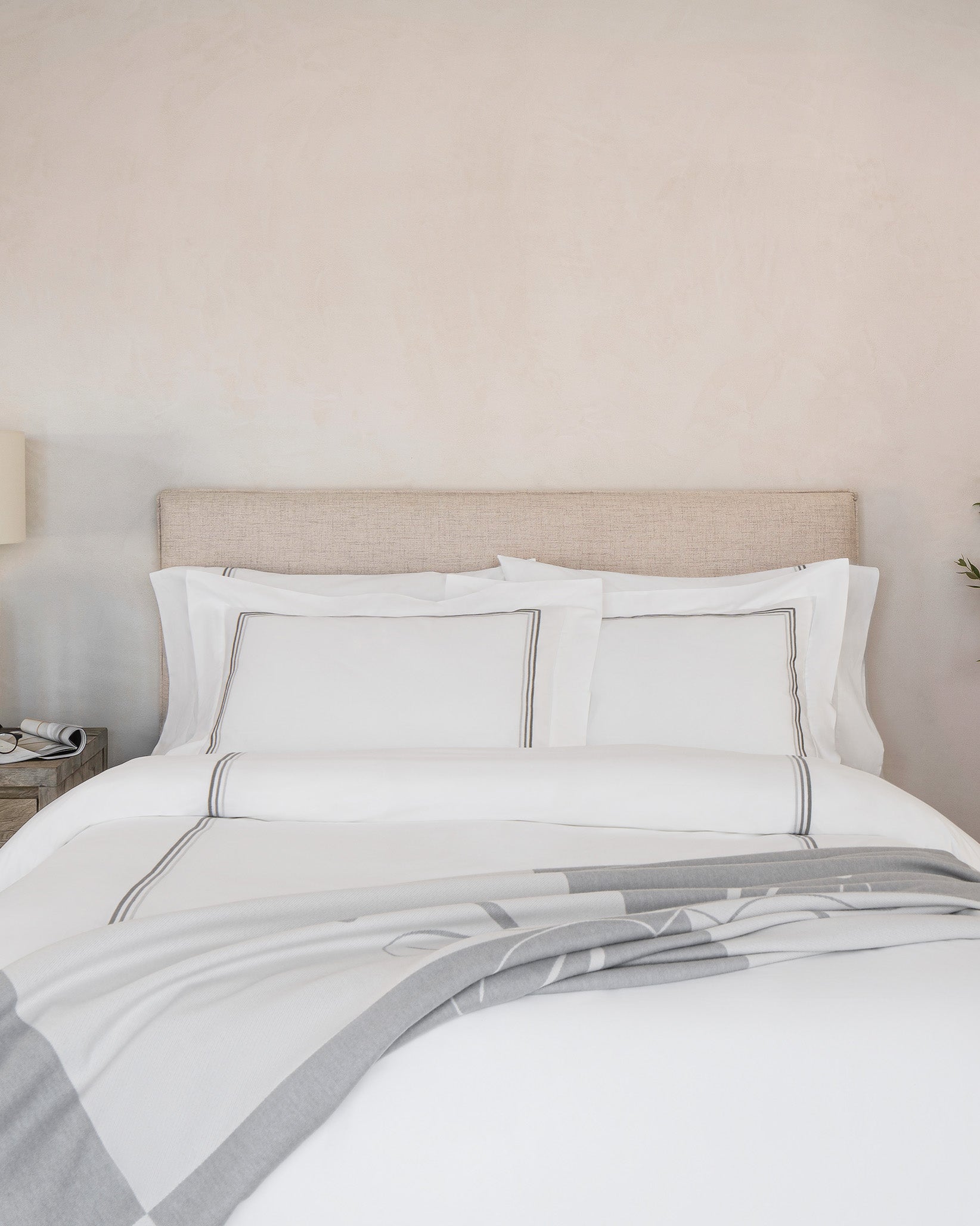 Tre Righe Ombre Bed in white/charcoal